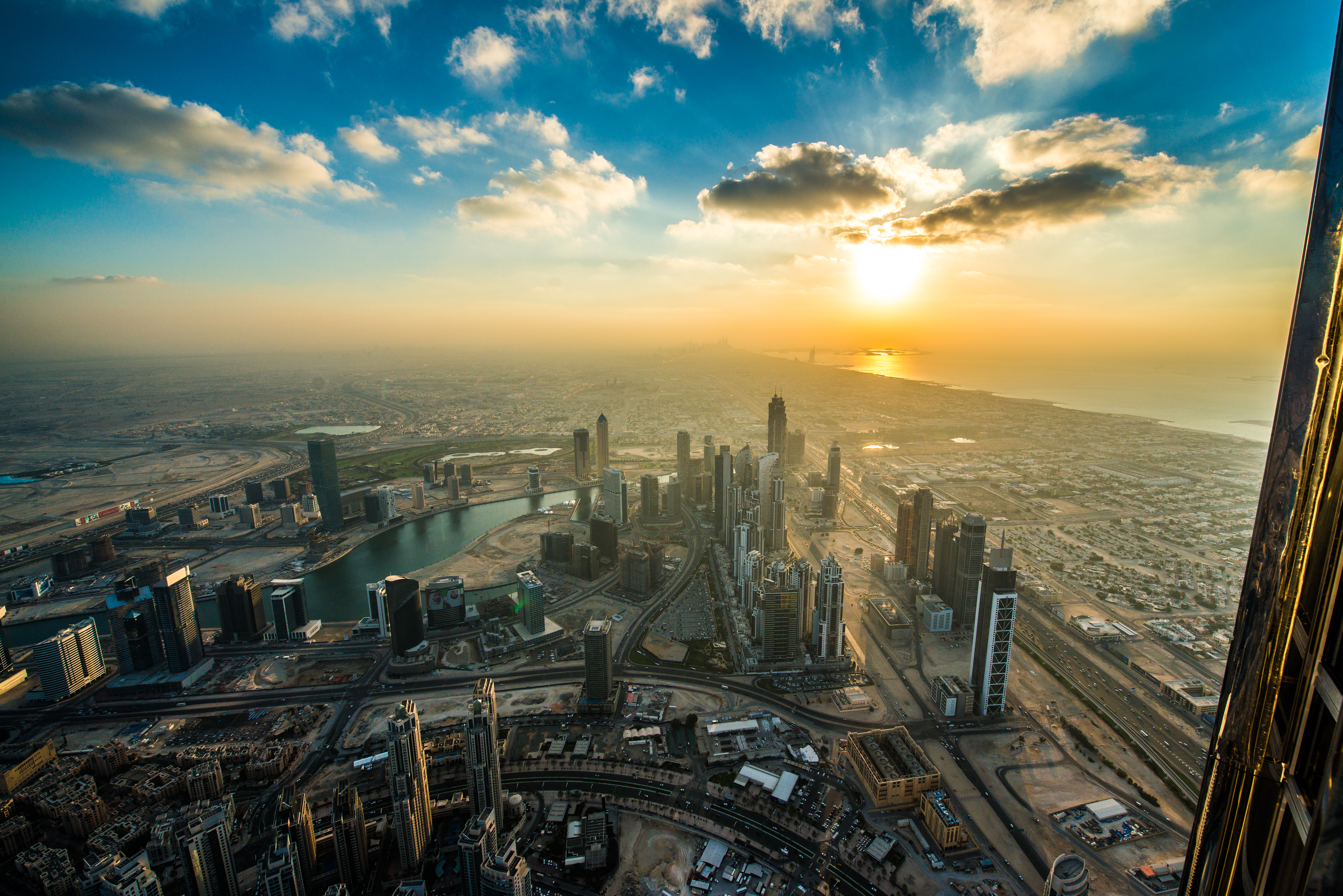 Best Eats Near Dubai Airport (IATA:DWC) Photo by Simon Bierwald
